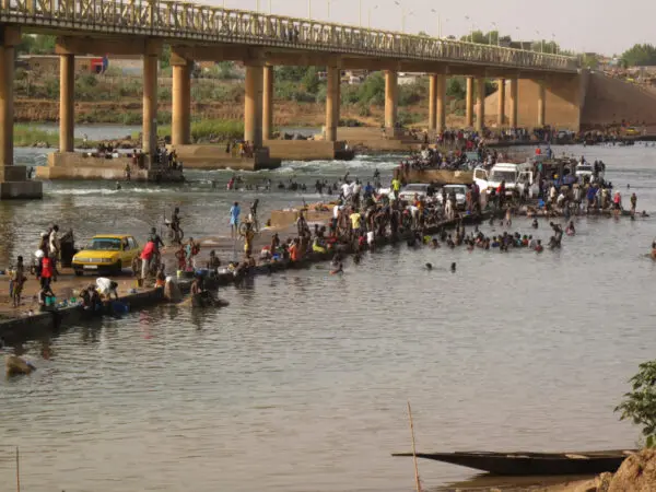 Senegal river bed, Kayes, Mali / by Emeline Hassenforder for Water Alternatives Photos / CC BY-NC-SA 2.0 Senegal river bed, Kayes, Mali